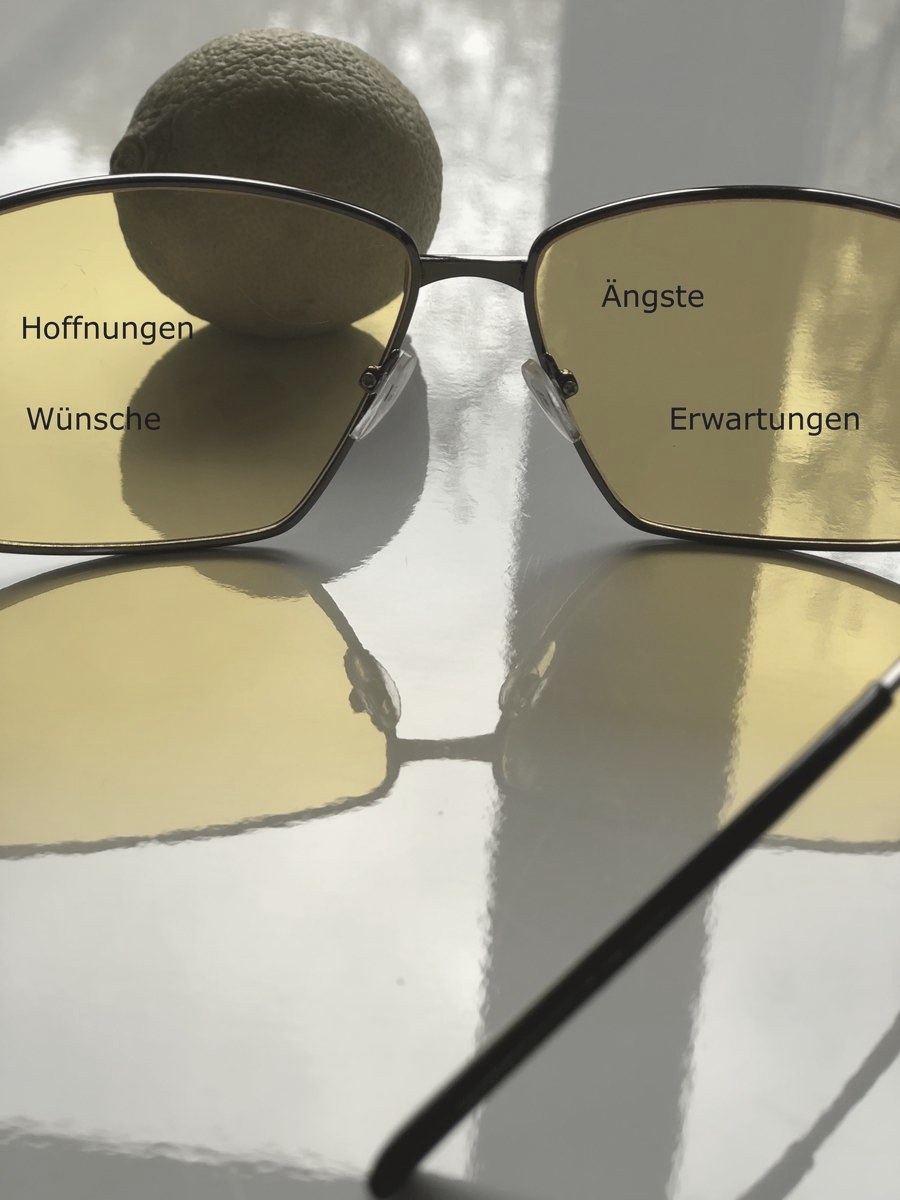 Brille mit den Worten Hoffnungen, Wünsche, Ängste und Erwartungen