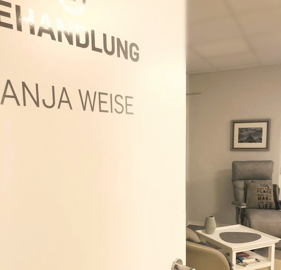 Geöffnete Praxistür von Anja Weise